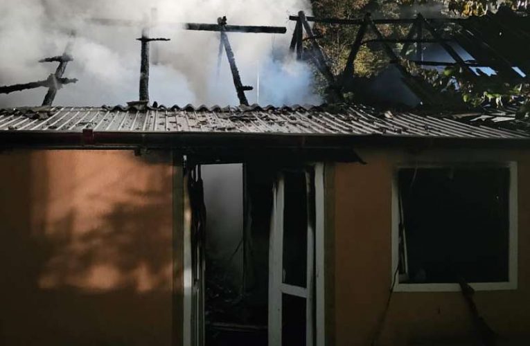 Explozie, urmată de un incendiu, într-o gospodărie din localitatea Zlătunoaia